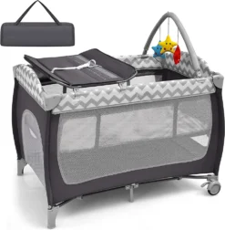COSTWAY 3-in-1-Babybett, Tragbares Reisebett Mit Spielzeugstange, Klappbarer Laufstall Mit Stubenwagen, Wickeltisch Mit Tragetasche, Feststellbare Räder, Matratze, Tür Mit Reißverschluss (Grau)