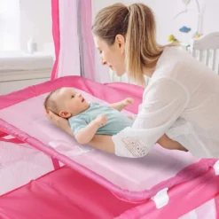 COSTWAY 4 In 1 Reisebett & Wickeltisch & Kinderbett & Laufstall Klappbar, 125x65x76cm, 2 Ebenen Babybett Mit Spielbogen, Musikbox, Wickelauflage, Baldachin Und Transporttasche (Rosa) -Kinderbett Geschäft 5b7684b952e6bcd5555b3cbe26393956